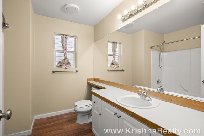 Building Photo - Charming **UPDATED** 3 BD* 2.5 BA* Single ...
