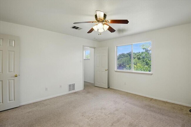 Building Photo - 508 Crater Lake Dr