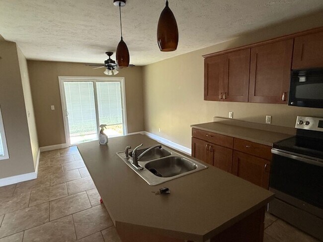 Building Photo - 417 DAHLIA