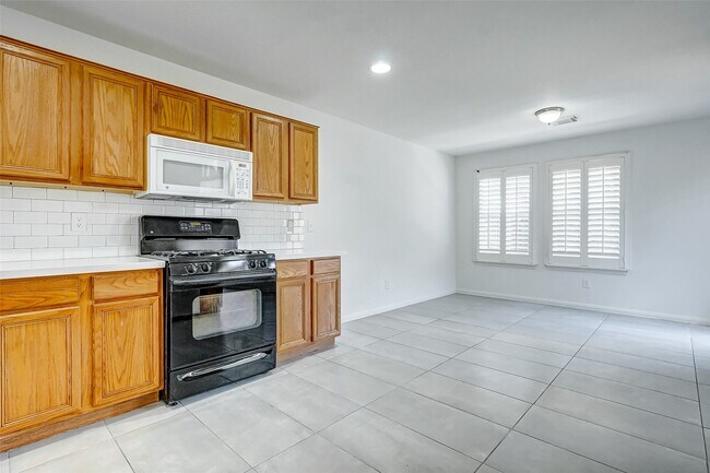 Building Photo - 15806 Land View Dr