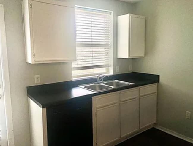 Building Photo - 2 Bed/2.5 Bath Townhouse off Razorback Greenway