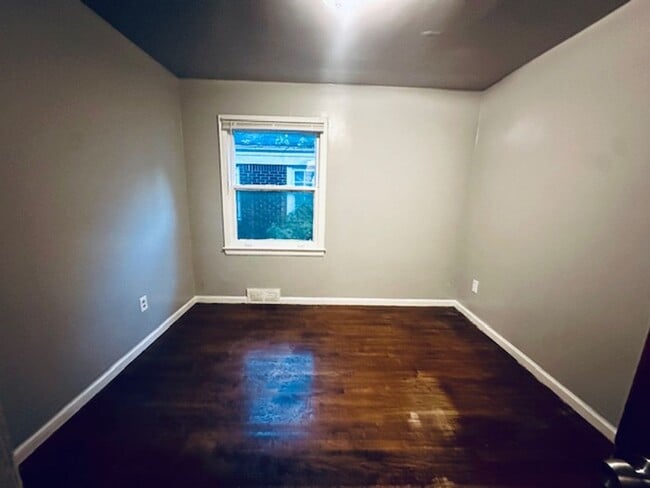 Building Photo - 4 Bedroom 1 Bath Welcome Section 8