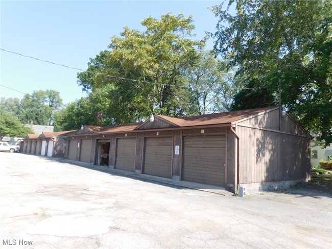 Building Photo - 1860 Mahoning Ave NW