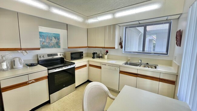 Building Photo - 5540 Fairway Park Dr