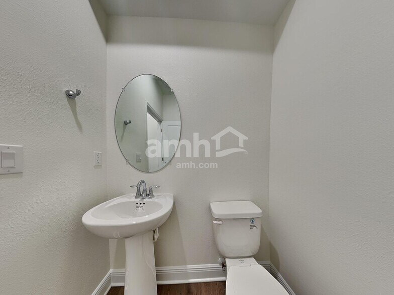 Building Photo - 27170 St Andrews Ave