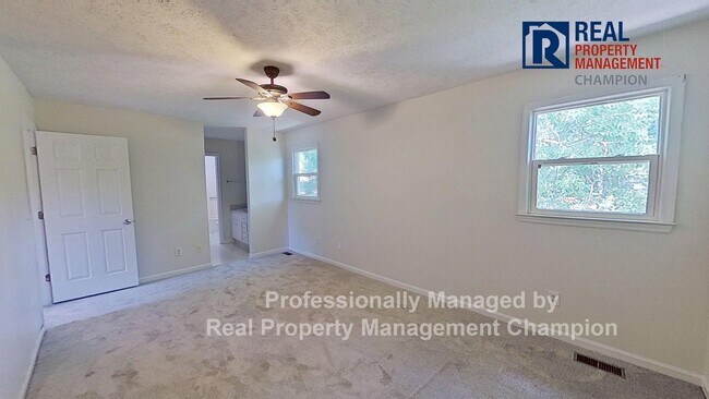 Building Photo - Spacious 3 BD/2.5 BA with Bonus Room on La...