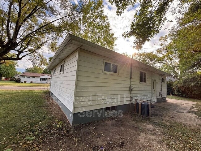 Building Photo - 5441 Bayside Dr