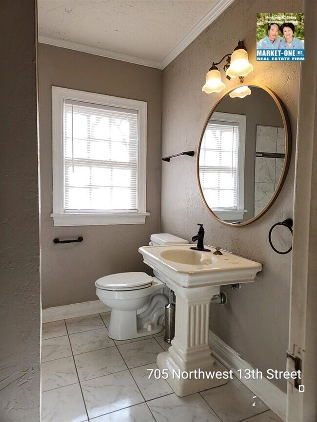 Building Photo - 705 NW 13th St