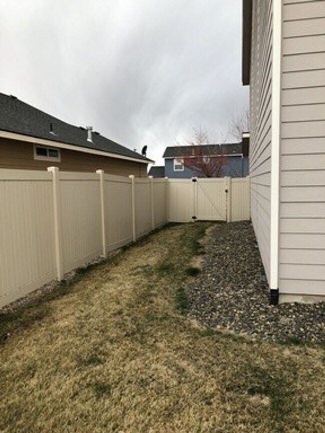 Building Photo - Walking distance to Settlers Park