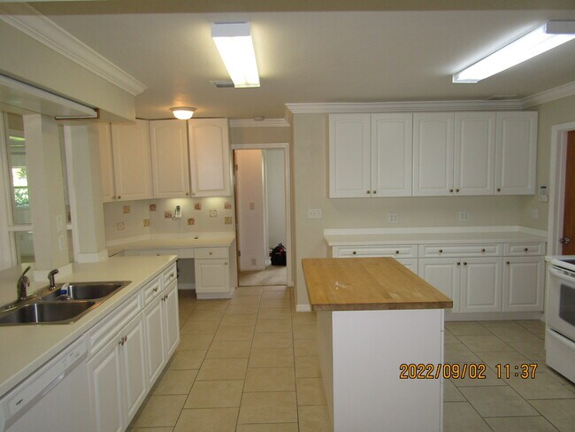 Building Photo - 736 Cadiz Rd