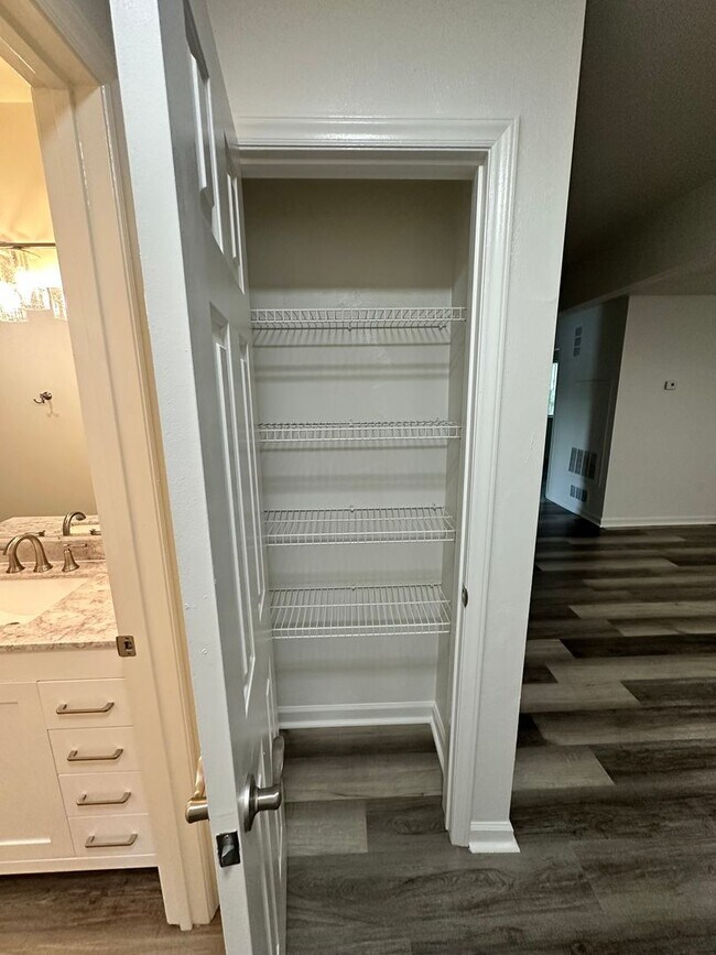 Building Photo - Renovated 4 Bedroom 2 Bath Room Downtown -...