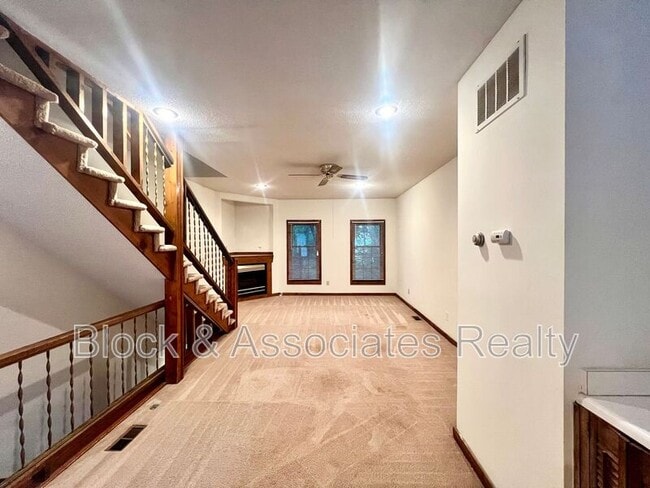 Building Photo - 1419 King Charles Dr