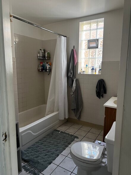 bathroom - 3704 N Magnolia Ave