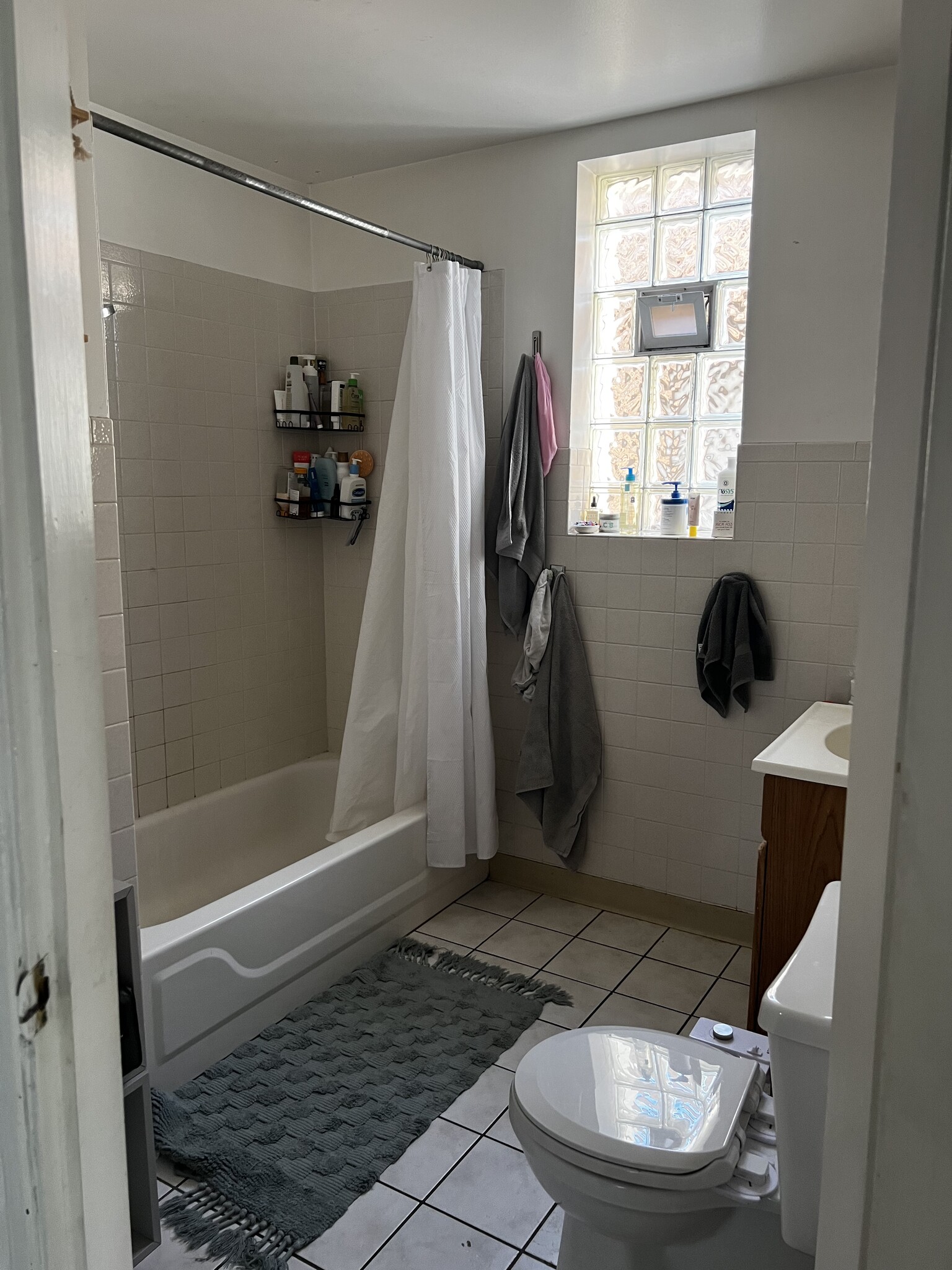 bathroom - 3704 N Magnolia Ave