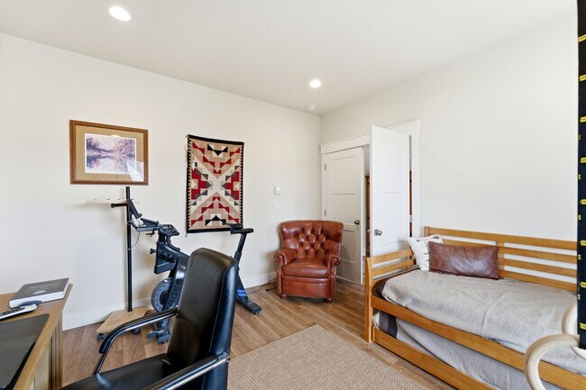 Building Photo - 415 E Earl St