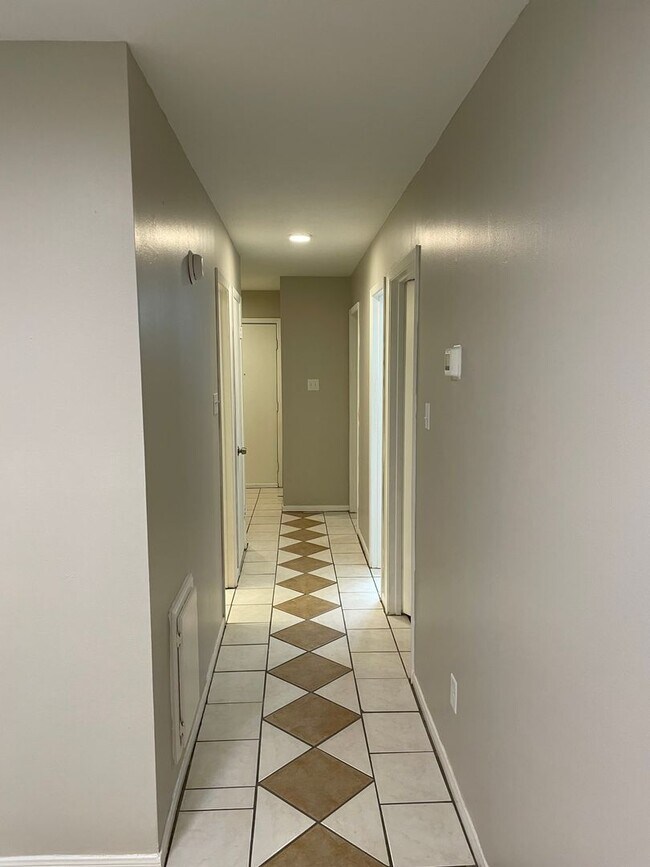 Building Photo - 823SS