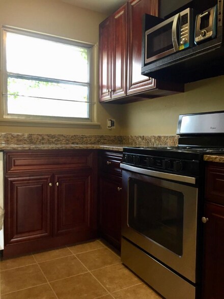 Building Photo - 2808 W 13 Mile Rd