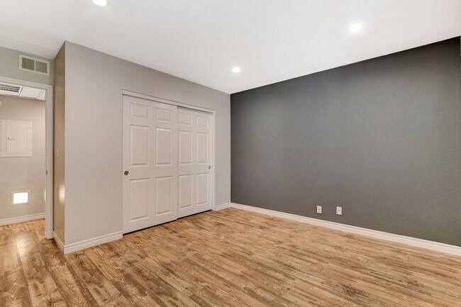 Building Photo - 5240 Indian River Dr