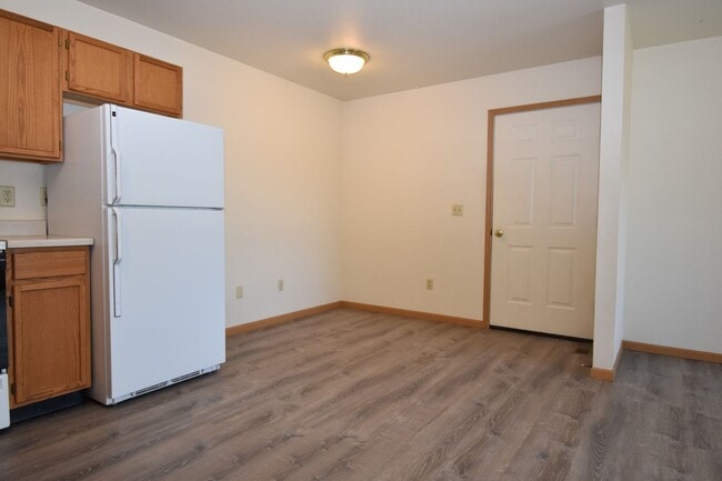 Building Photo - Beautiful 2 bedroom apartment with attached garage!