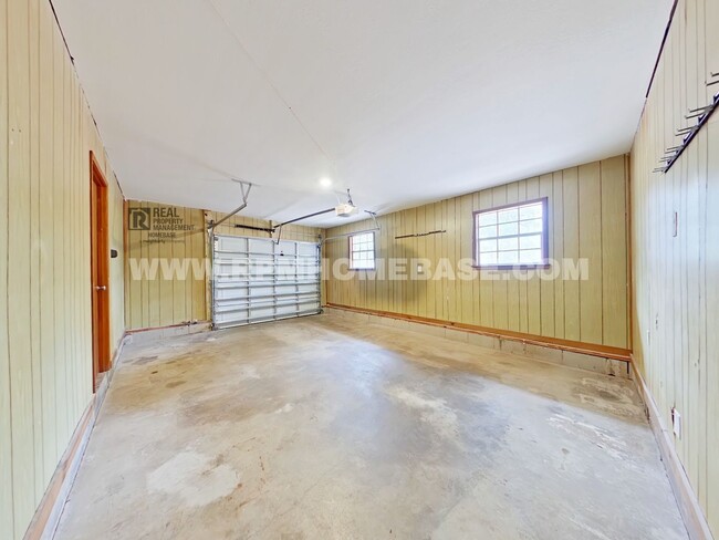 Building Photo - Move-In Ready! NEWLY RENOVATED 3/2 BEAUTY ...