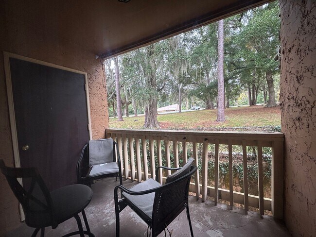 Building Photo - Newly Updated & Stylishly Furnished Room f...