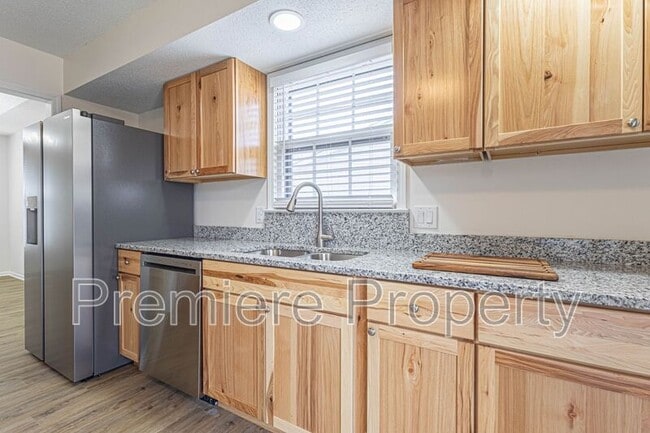 Building Photo - 5708 NW Raintree Ct