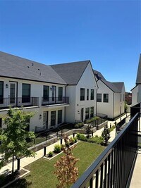 Building Photo - 128 Gdn Ct W