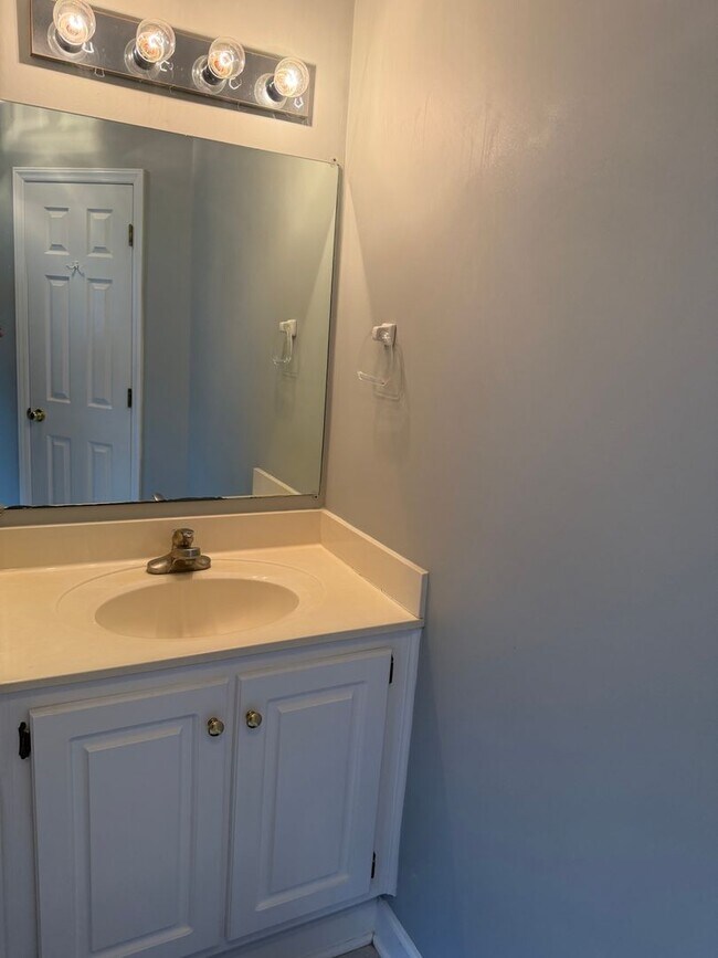 Building Photo - Fabulous 3 bedroom 2 bath in waterfront community!