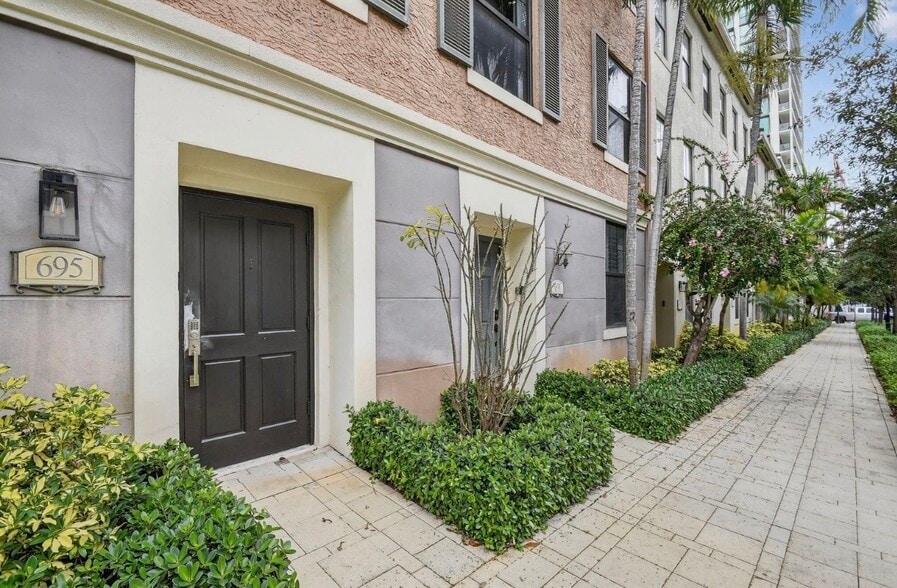 Building Photo - 695 Hibiscus St