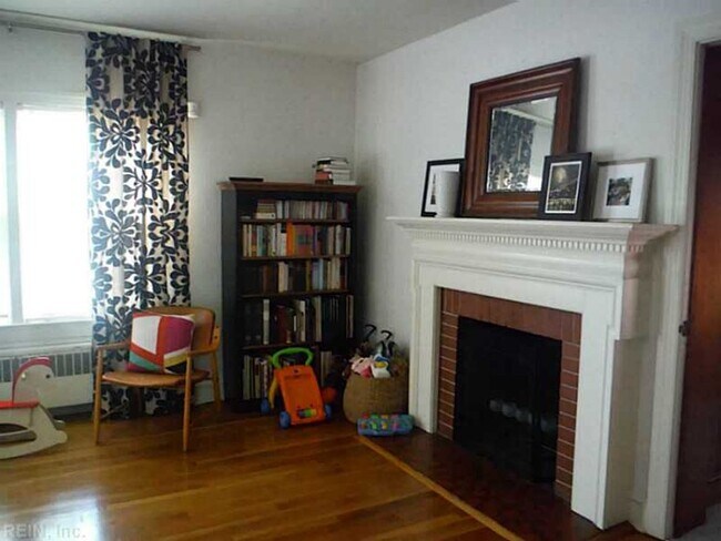 Building Photo - Larchmont