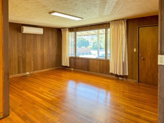 Building Photo - Single-Family Home in Kaimuki, 3 Bedrooms,...