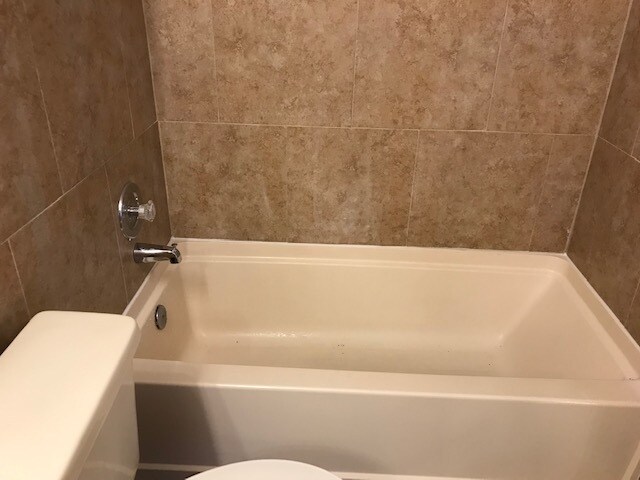 Tub/Shower Bath 2 - 144 Reserve Cir