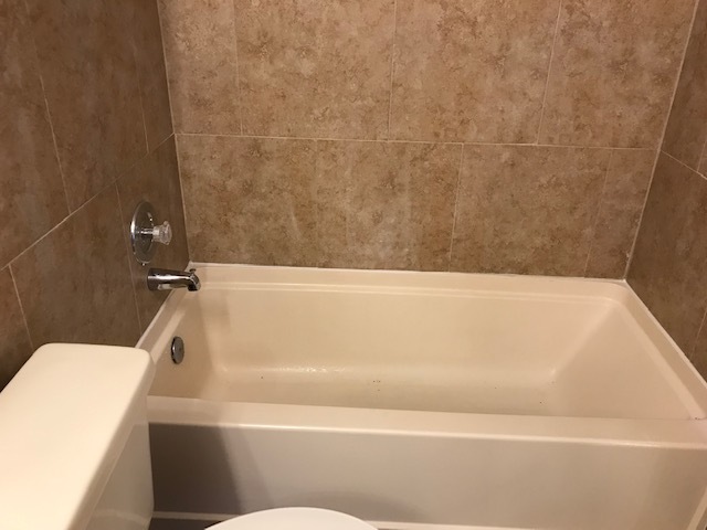 Tub/Shower Bath 2 - 144 Reserve Cir
