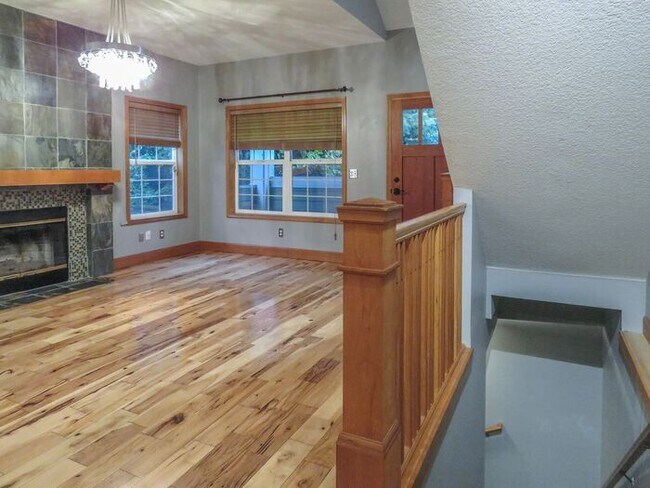 Building Photo - 4 Bedroom Home located in Summer Woods -La...