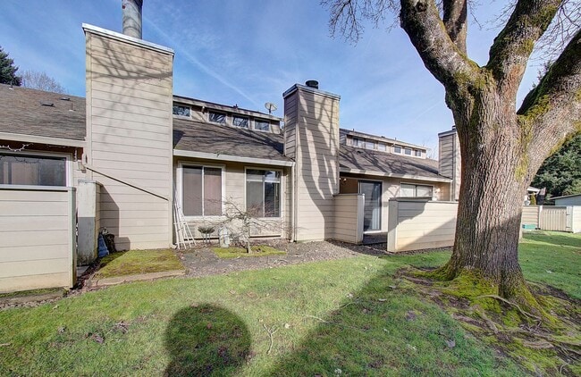 Building Photo - WELL MAINTAINED 2 BR, 2 BA TOWNHOME BY VAN MALL AREA!