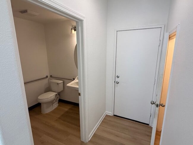 Building Photo - 3-Bedroom Townhome in Central Richmond Near Richmond BART Station