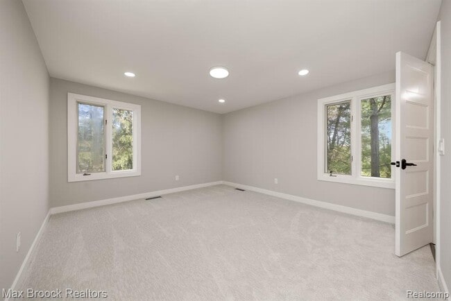 Building Photo - 5240 Clarendon Crest St