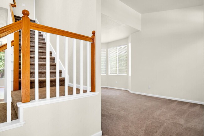 Building Photo - Move-In Ready 5-Bed, 3-Bath Gem in a Covet...