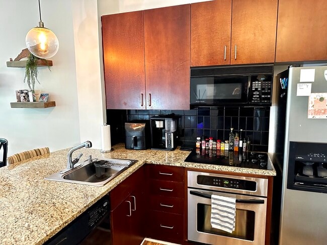 Building Photo - 2125 Southend Dr