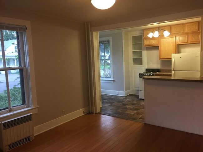 Building Photo - Private Entrance & Wood Floors!