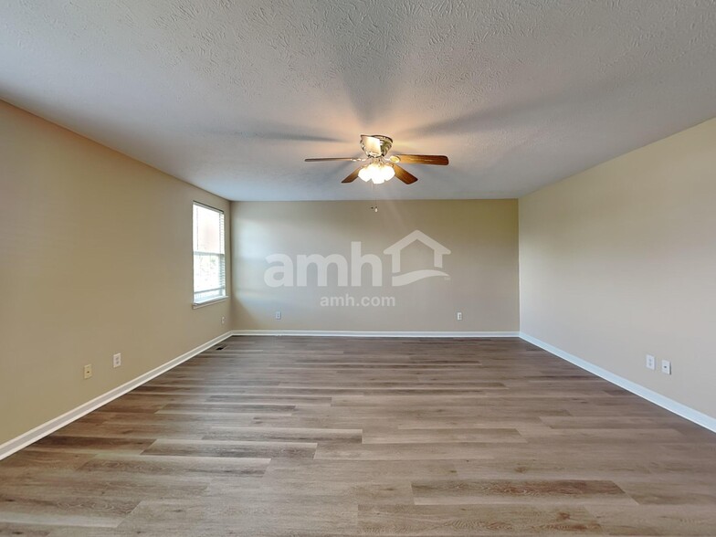 Building Photo - 11933 Titania Cir