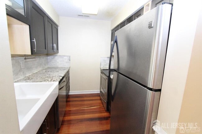 Building Photo - 208 Ravens Crest Dr