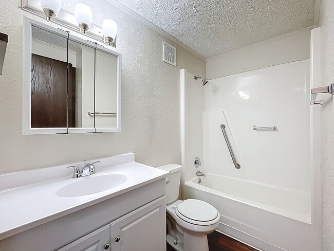 Building Photo - The Hampton - 1 Bedroom 1 Bathroom with in...