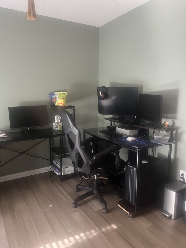 Building Photo - 343 Briarbend Rd