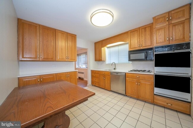 Building Photo - 1457 Manoa Rd