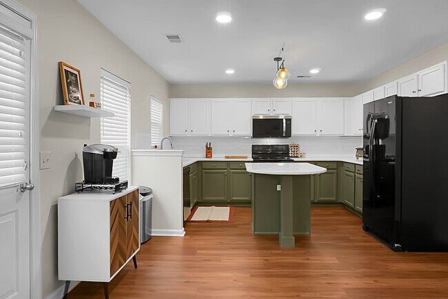 Building Photo - 124 Larkspur Dr