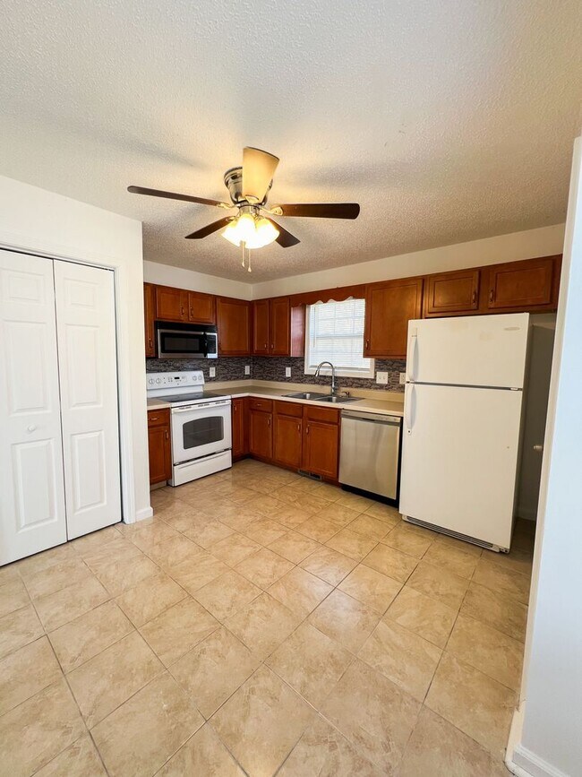 Building Photo - 438 Cranklen Cir