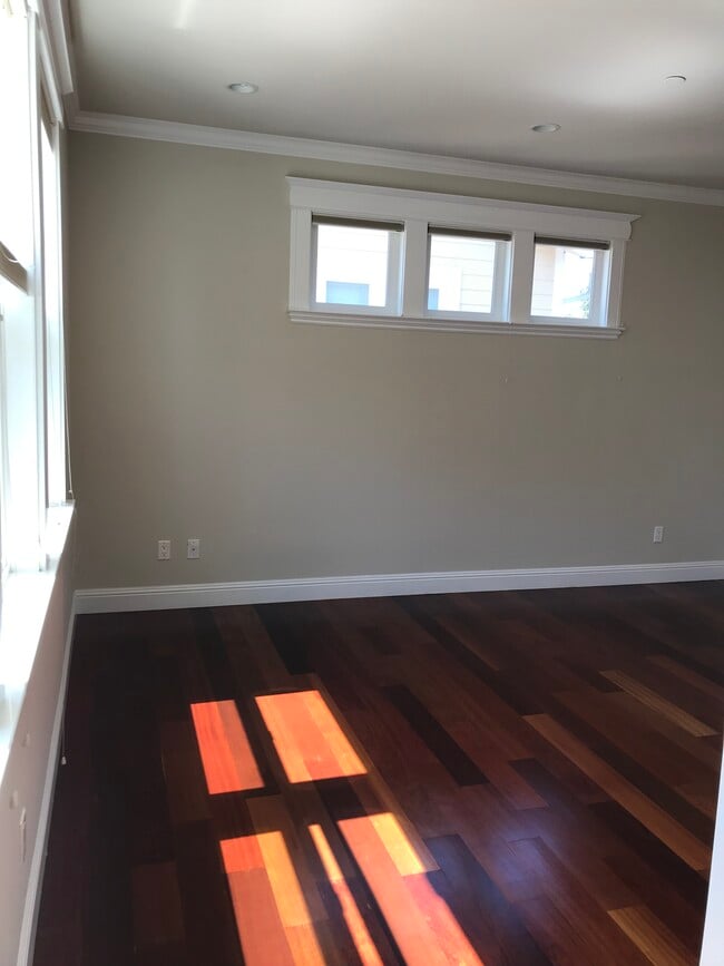 Building Photo - 557 Maple Ct