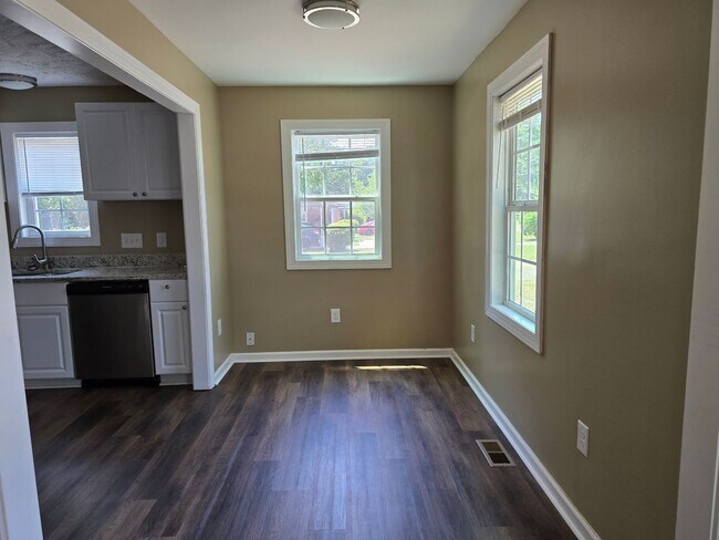 Building Photo - 707 Miller Ave