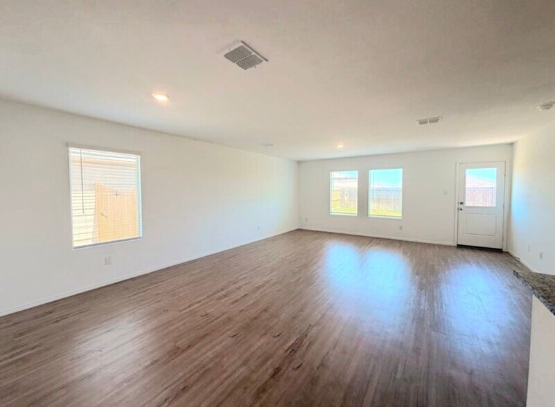 Building Photo - 1141 Catclaw Rd
